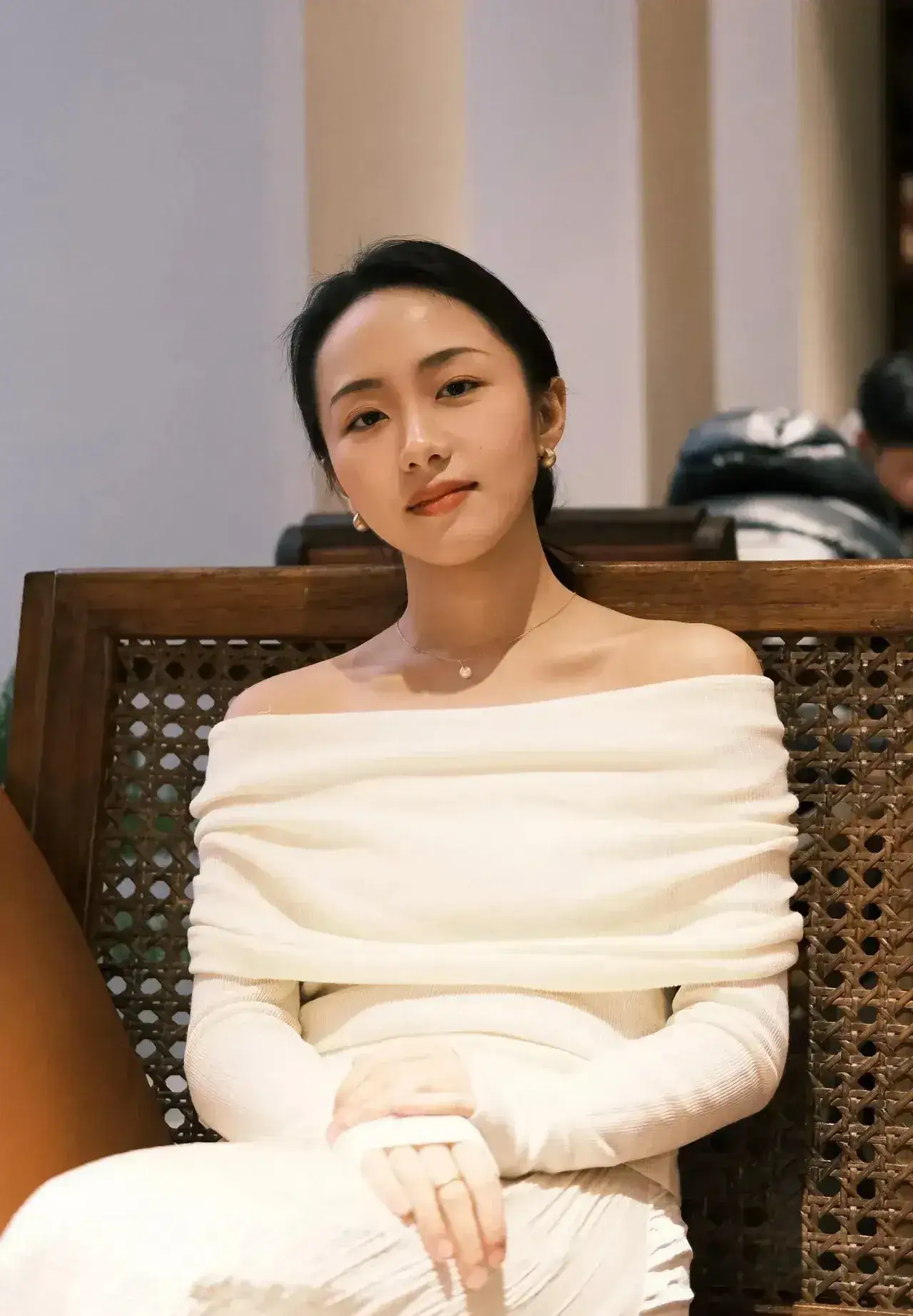 优雅气质，温柔如水，白色长裙，静谧美丽！