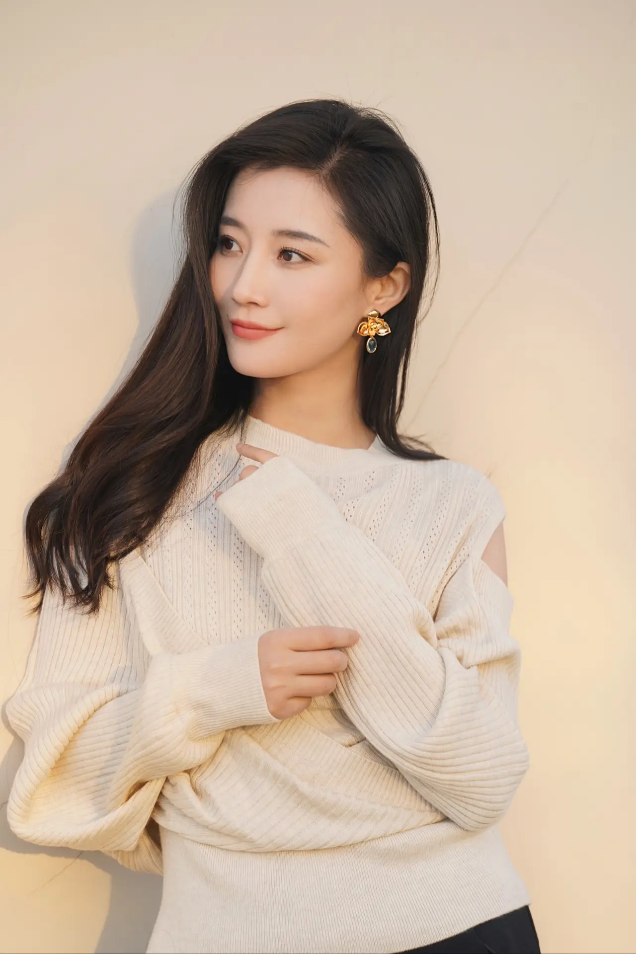 温柔优雅的气质女神，温暖米色毛衣穿搭，金色耳环点缀，简约自然美！