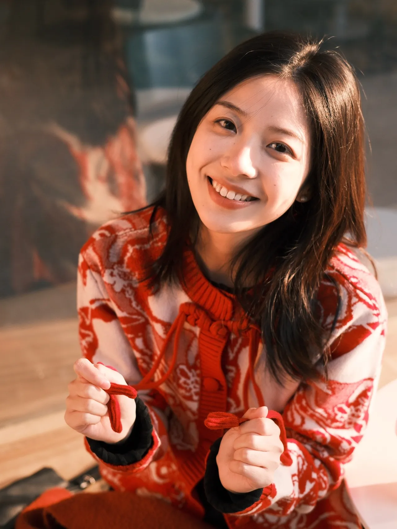 红衣女子巧手绣，笑语盈盈乐陶陶！