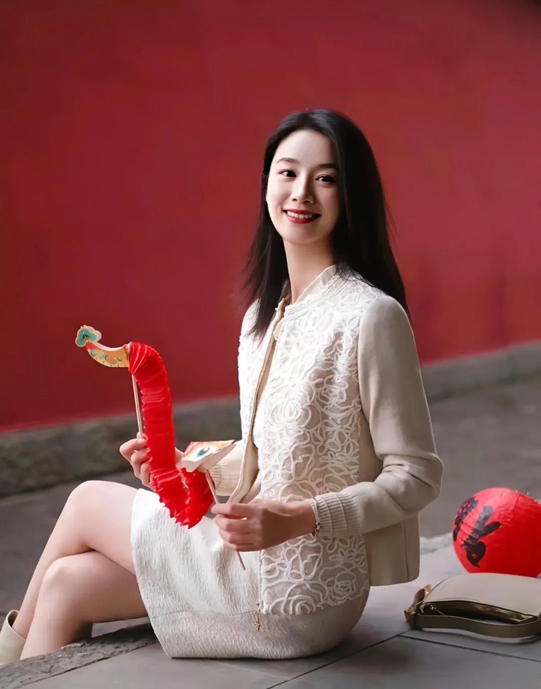 红烛映笑颜，花灯映春光！