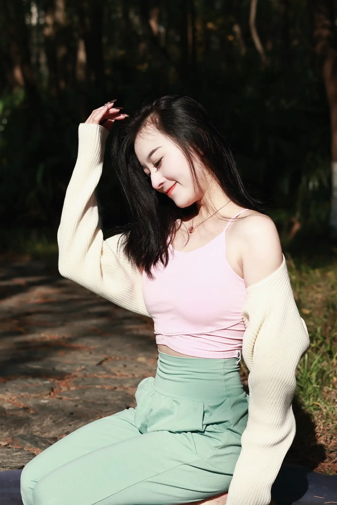 #森林瑜伽# 🧘‍♀️ 大自然中的宁静时刻，享受每一个深呼吸🍃
