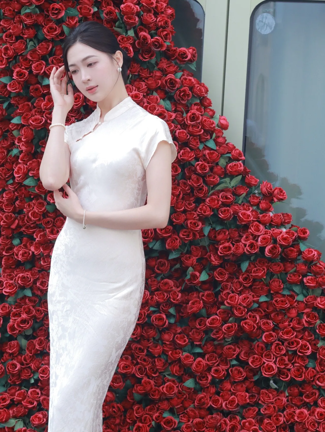 优雅红玫瑰背景下的白裙仙女🌹✨