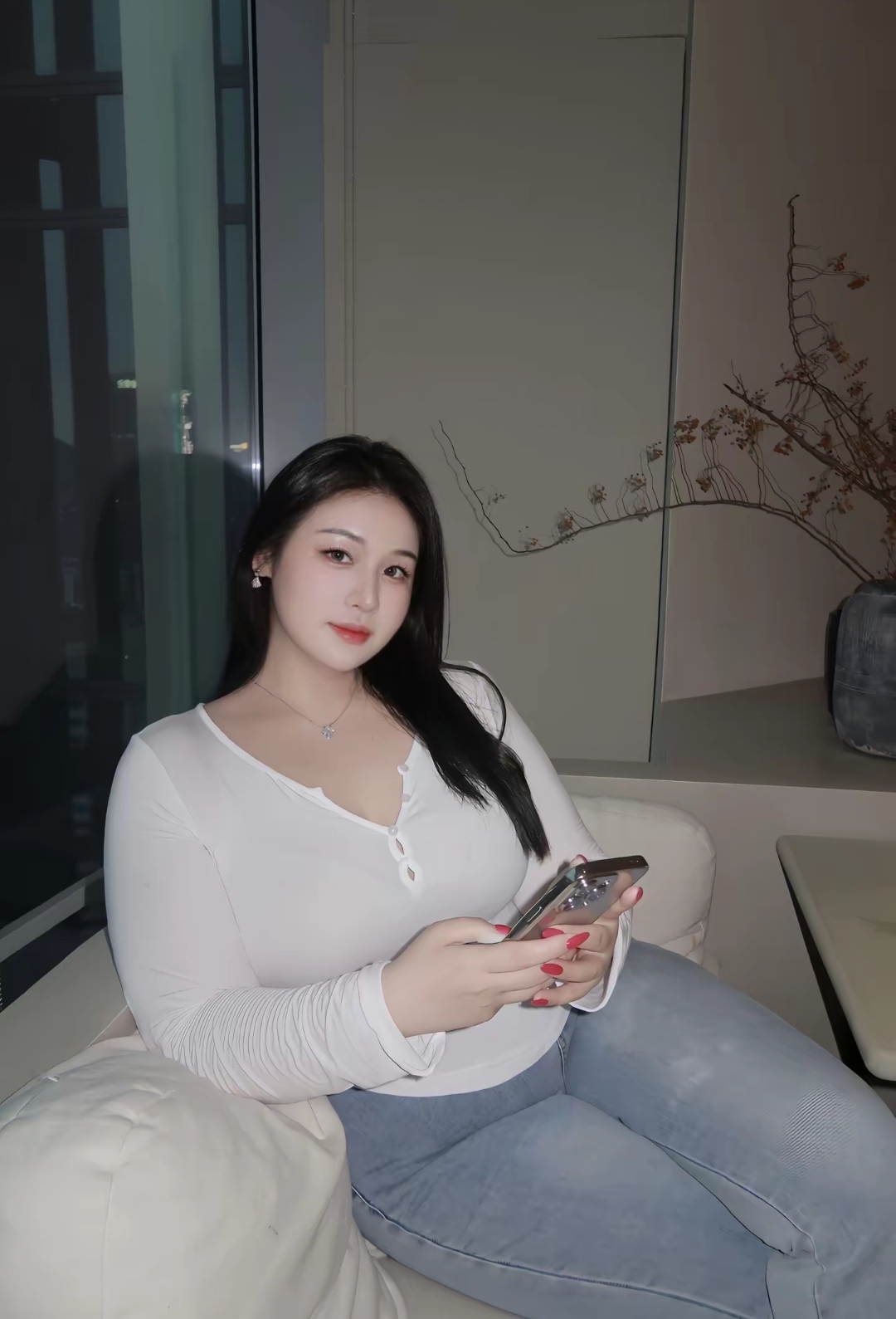此刻捧着手机，心里悄悄盼：能不能解锁 “你女朋友” 这个身份，和你奔赴更多温柔日常呀～