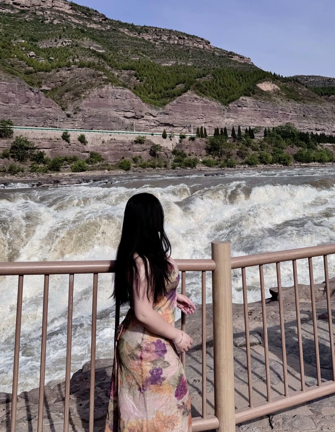 站在黄河边，看浪涛翻涌🌊
山为幕，水为歌，岁月在此奔涌成画
我在这磅礴里，聆听自然的回响，与山河共醉✨