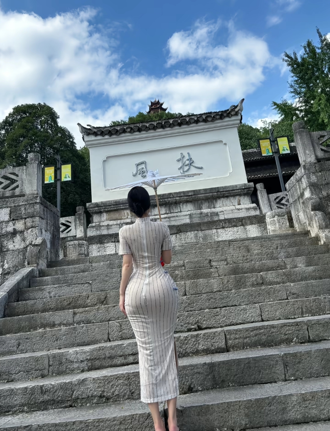 旗袍最有女人味了。