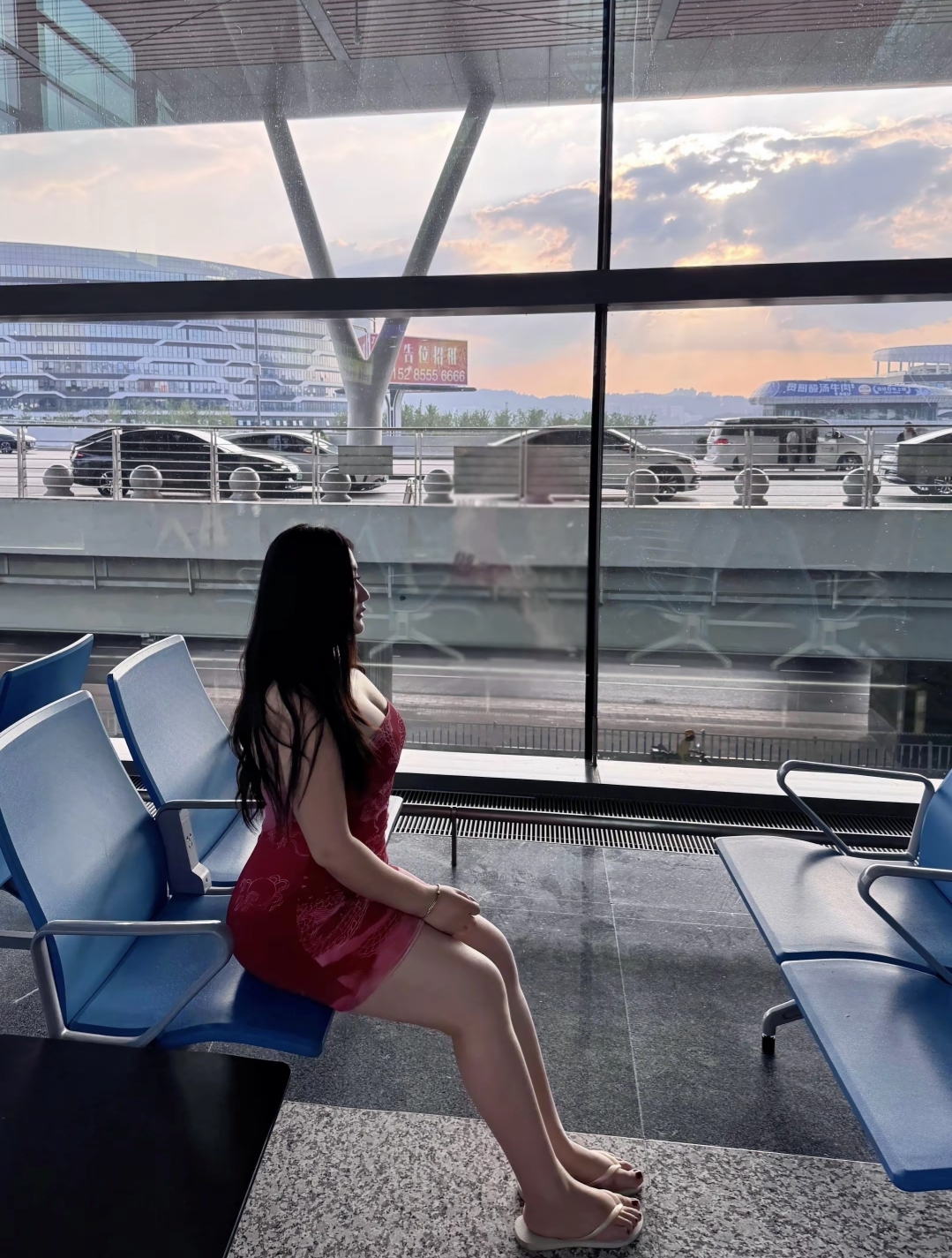 候机厅的玻璃外，暮色晕染天空。我坐在这里，像等待一场奔赴，也像和这抹黄昏独处，任思绪随着航班，飘向未知又期待的远方✨