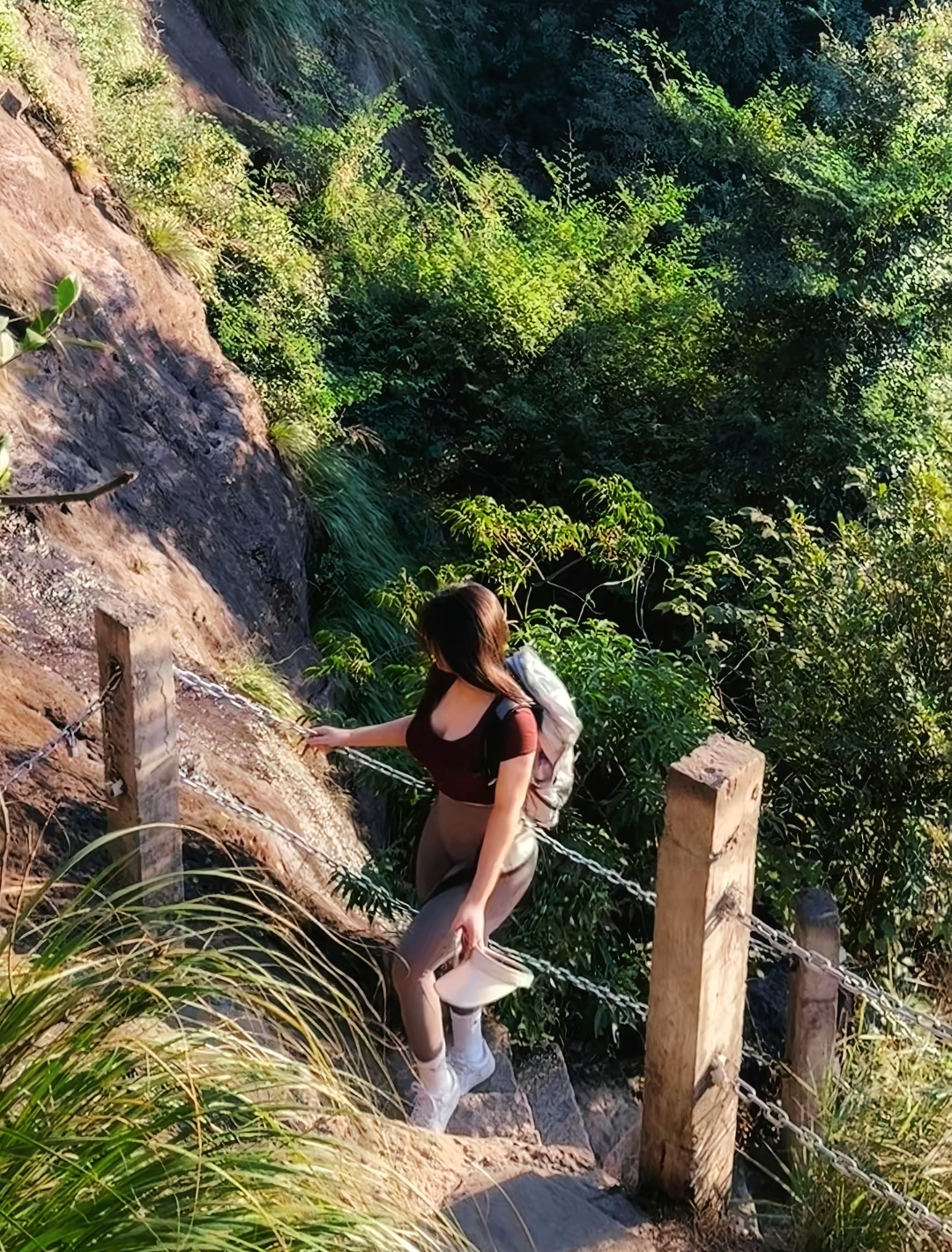 “山不见我，我自去见山——今天的每一步，都在靠近风景，也靠近自己。”