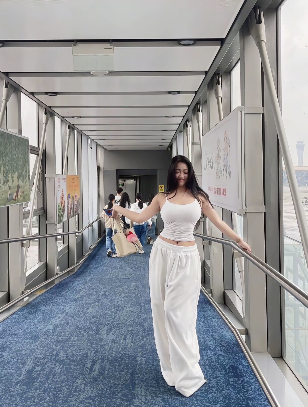 阳光明媚的机场走廊，时尚穿搭，轻松自在！🌞👗💃