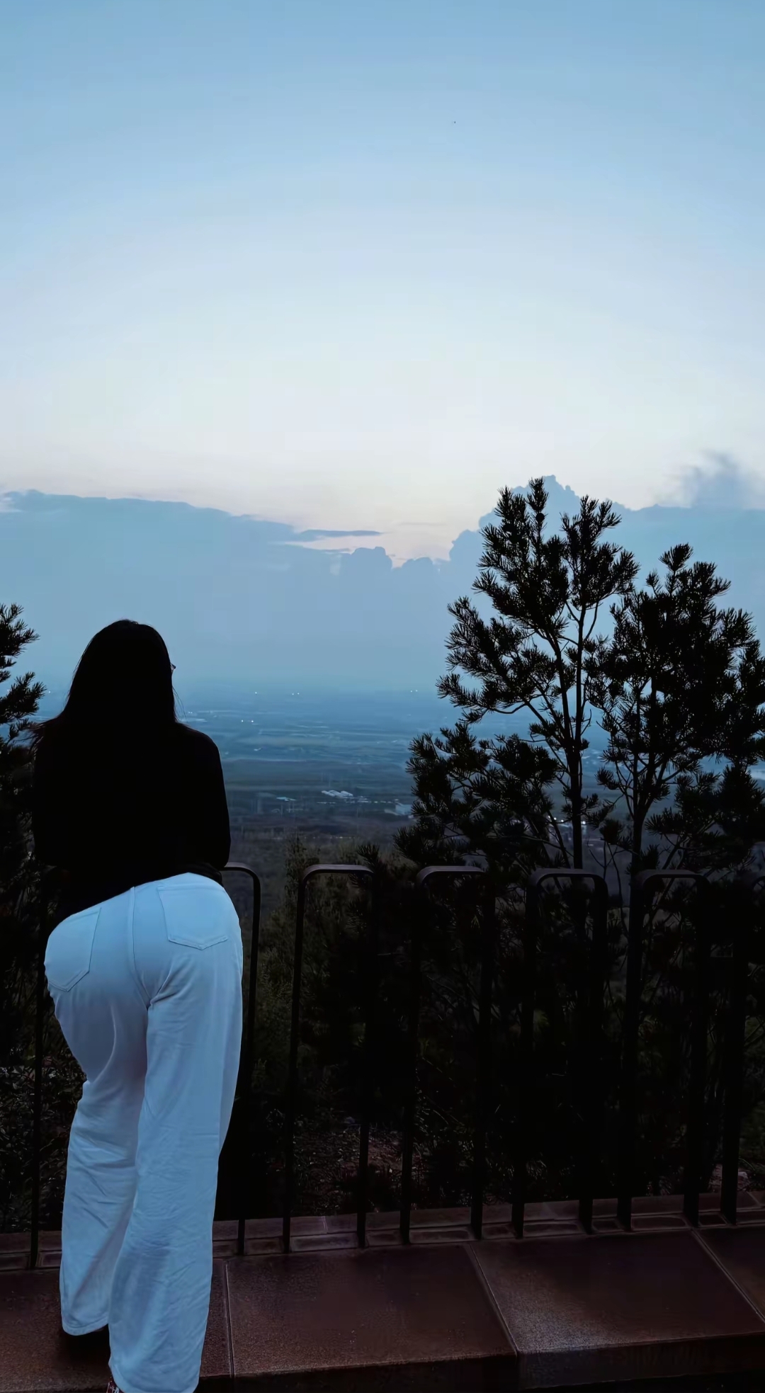 站在山巅，风轻轻拂过。眼前是辽阔的天际与绵延的风景，尘世的喧嚣被抛在身后。这一刻，只愿与山水相伴，让心灵在这静谧中，寻得片刻安宁，把烦恼都交给远方的云 。