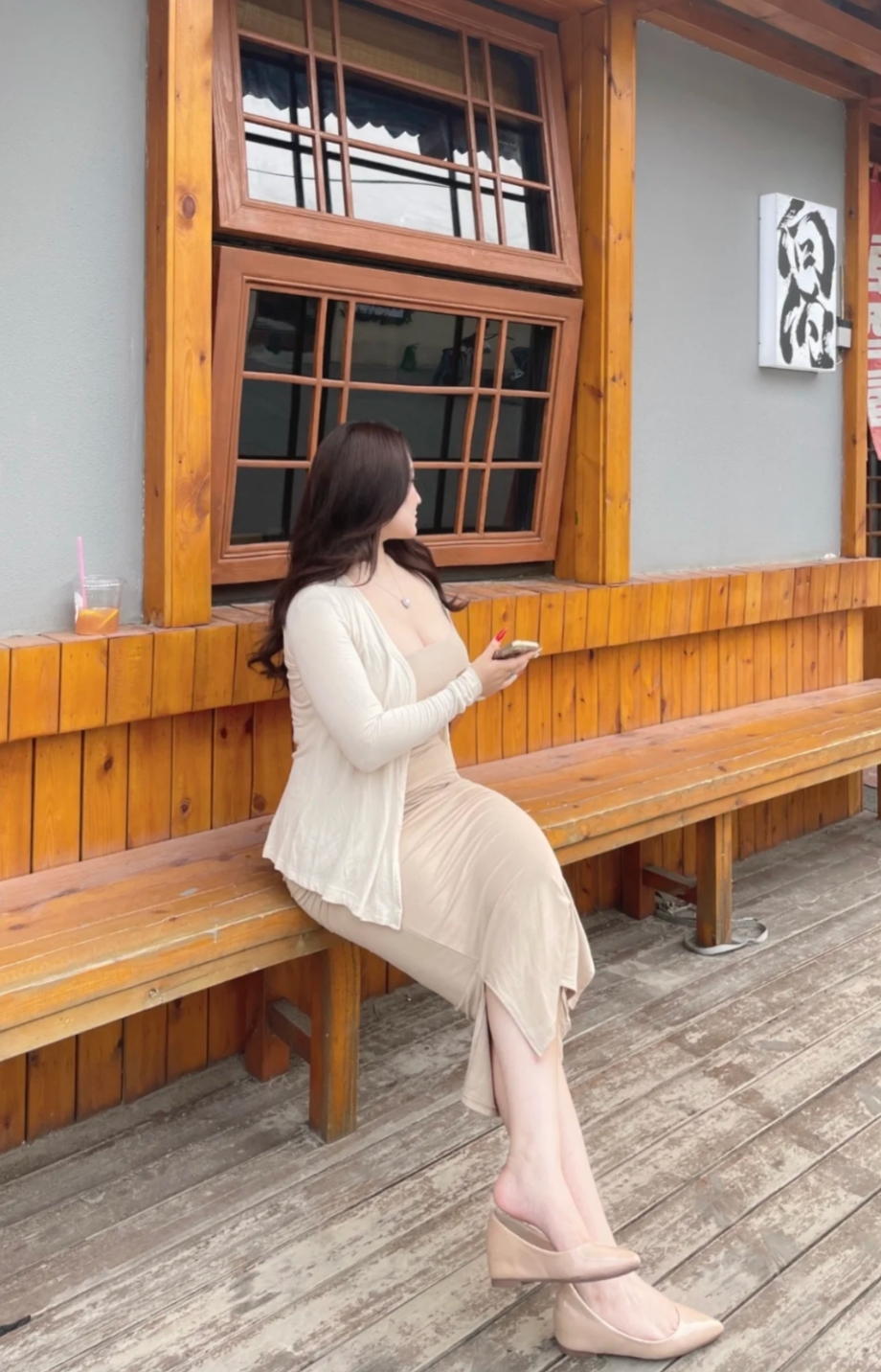 浅米色长裙配开衫，自在又松弛。把平凡日子过成喜欢的模样～