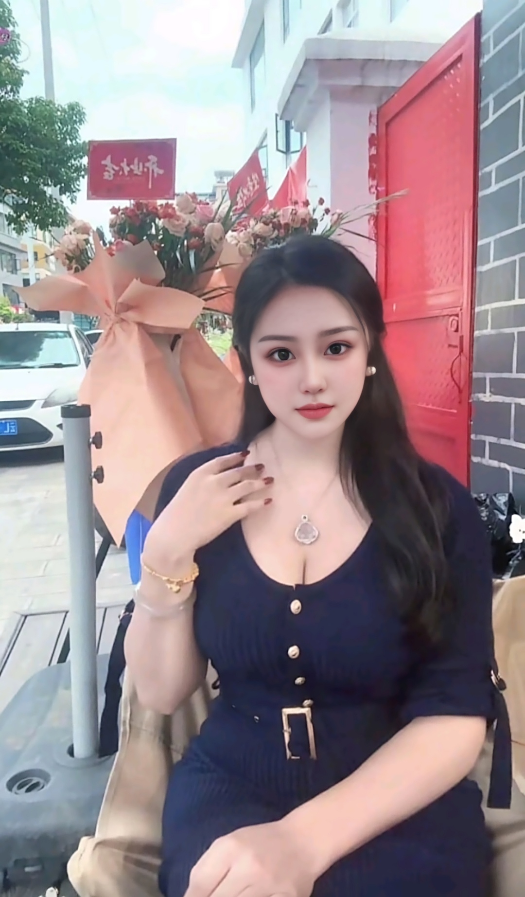 坐在街边，被花簇拥，穿简单裙装，在平凡日常里，找属于自己的小美好，生活不过如此，随性又自在～