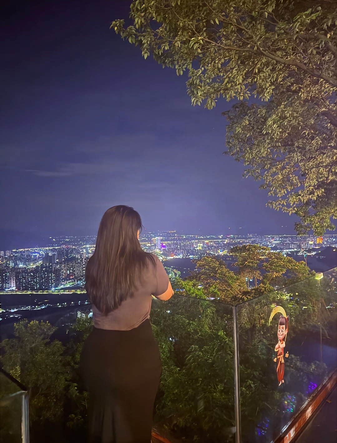 吹着山顶的风，望着城市灯火，那些藏在心里的思绪，在这夜色里慢慢散开，原来孤独也可以很温柔✨