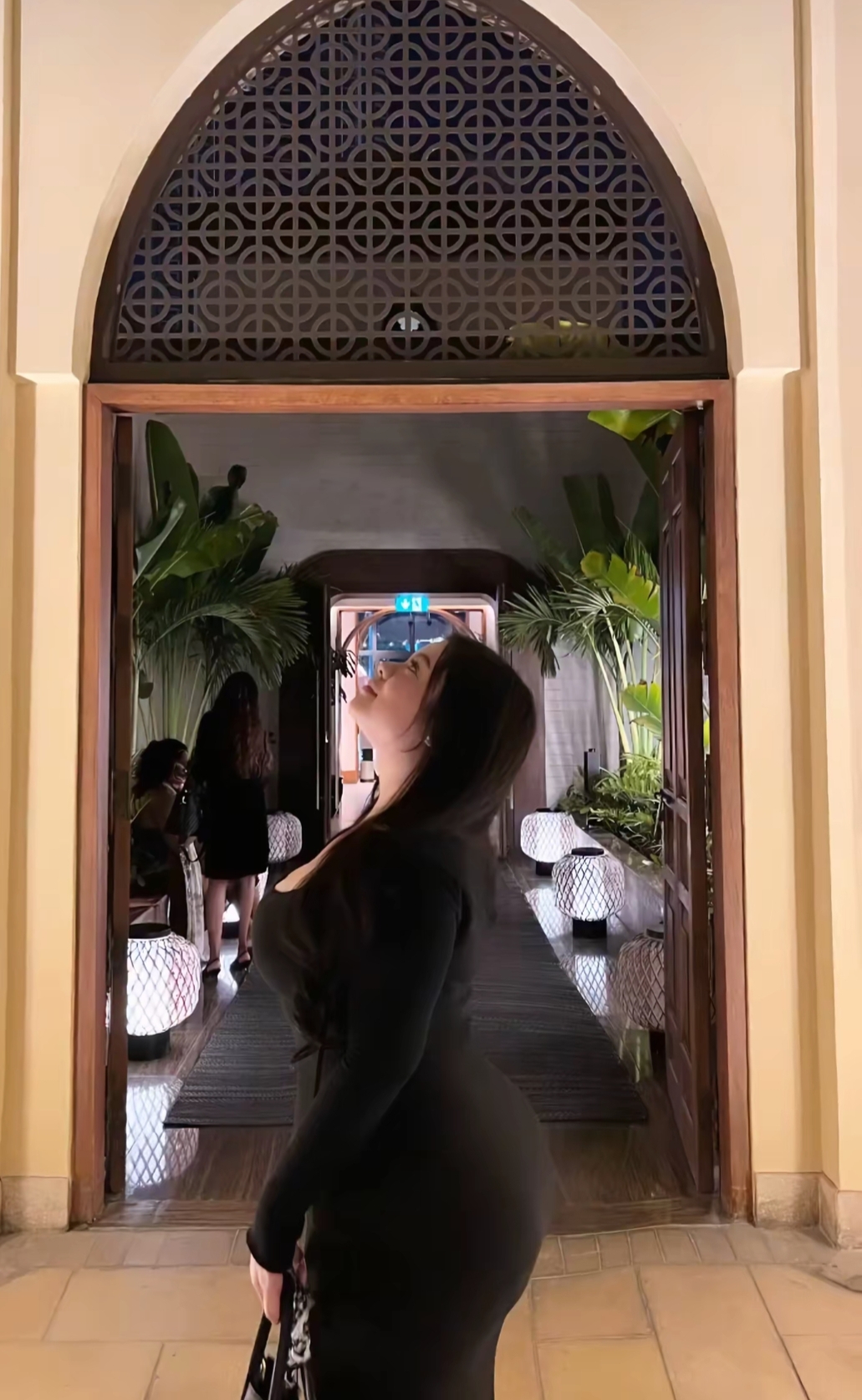 “成年人的世界，连想念都要克制，连问候都要斟酌...”