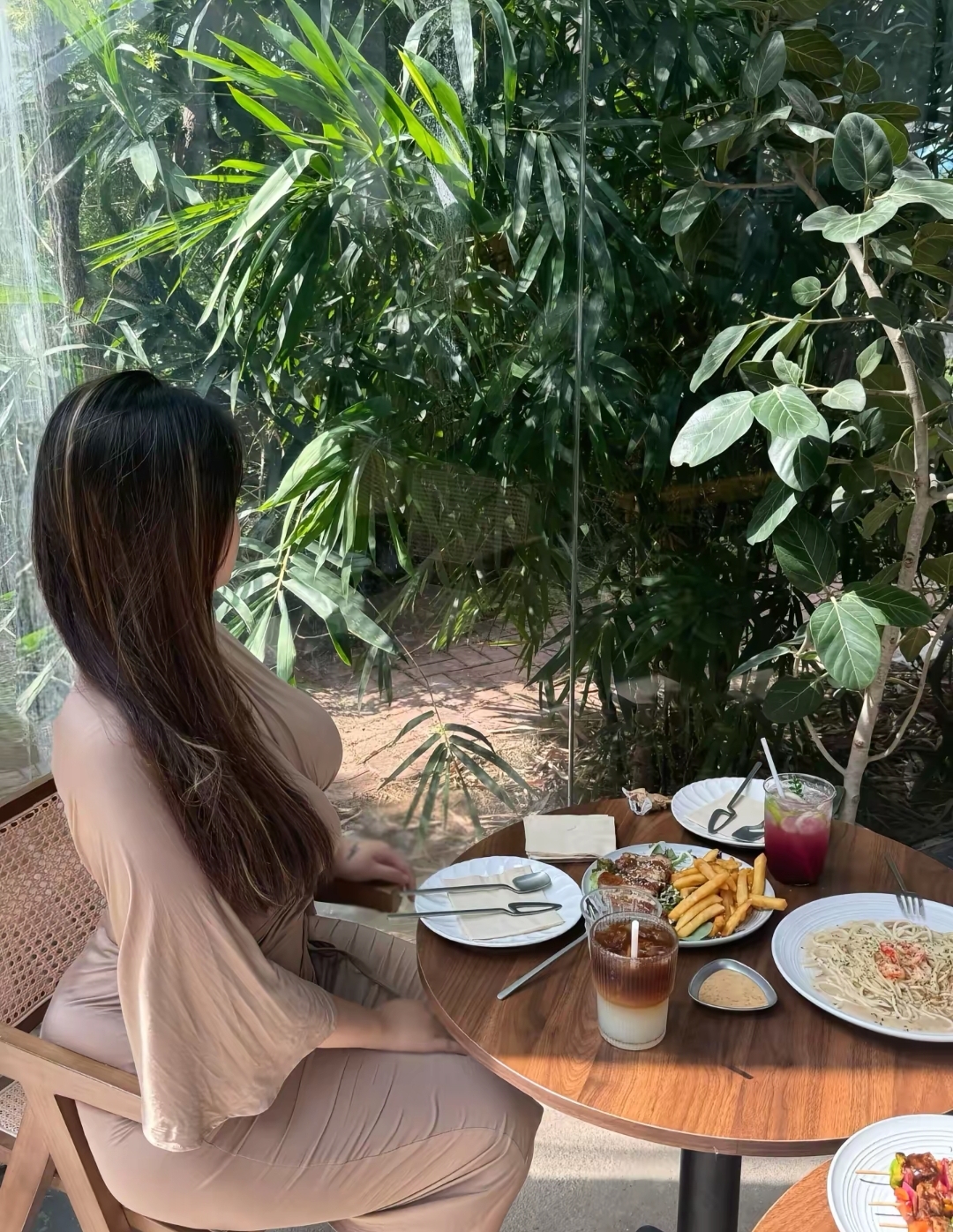 绿意满庭芳，佳人坐对餐。