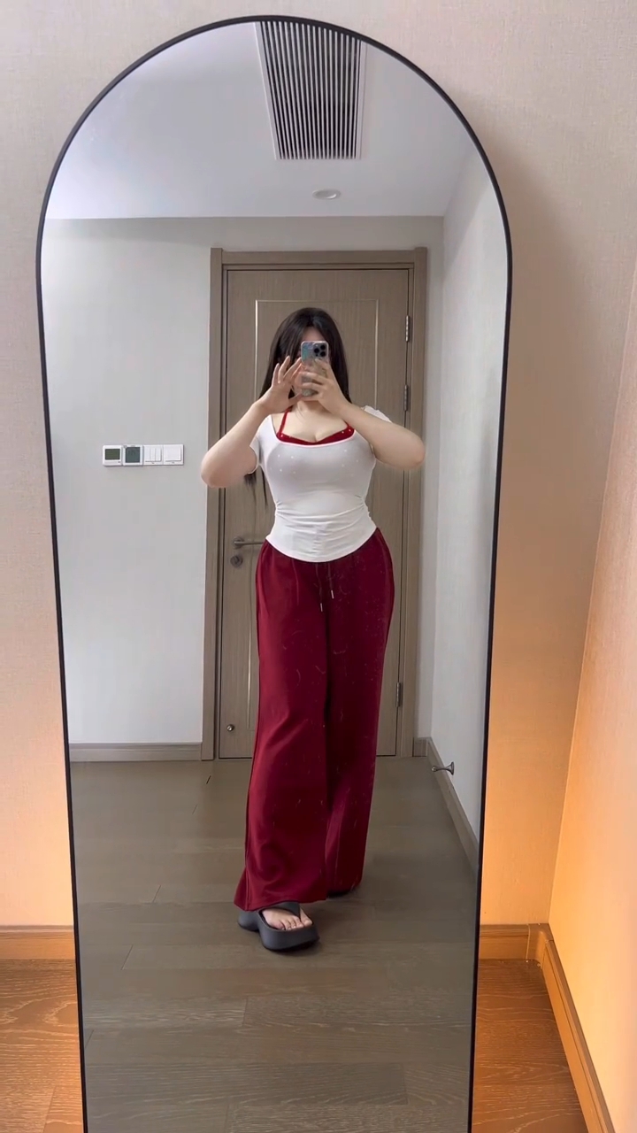 简约穿搭，白色上衣+红色长裤，轻松搭配，时尚又舒适！👗👖👠