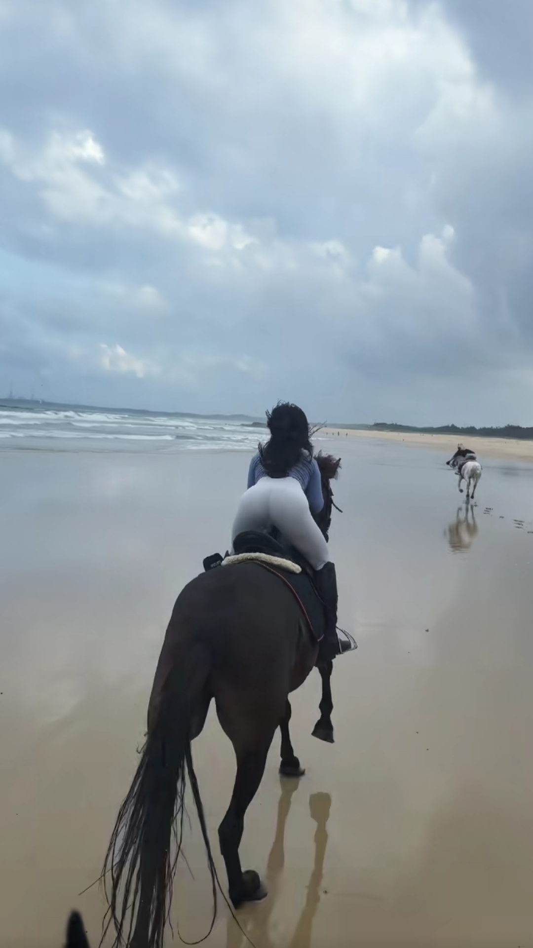 海浪轻拍沙滩，骏马载着我慢行，云朵在天空漫不经心飘着，风里有咸咸的味道，这一刻，烦恼被海风卷走，只剩眼前的辽阔与肆意～