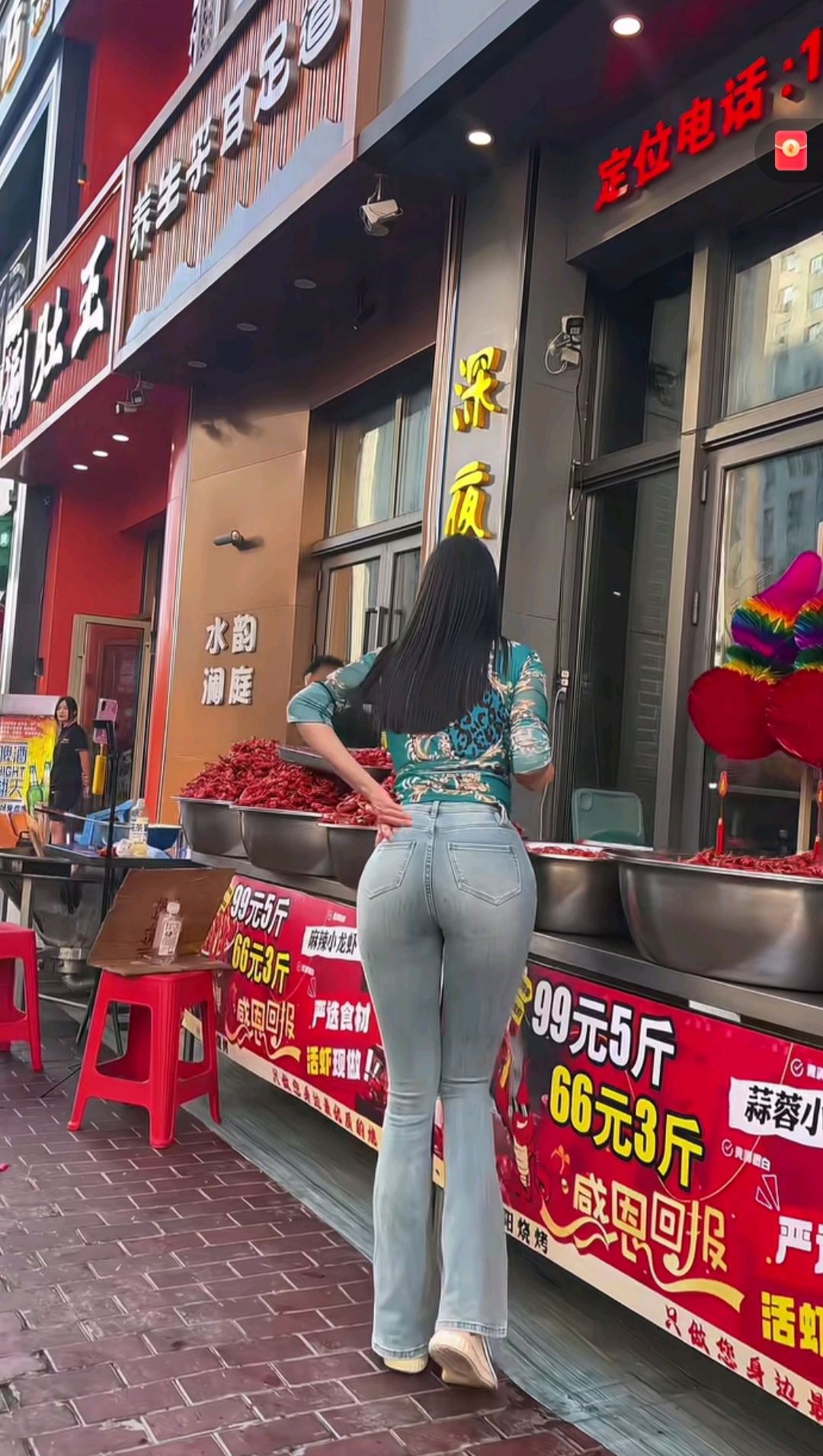 . 当背影邂逅小龙虾的热烈，平凡日常也泛光。