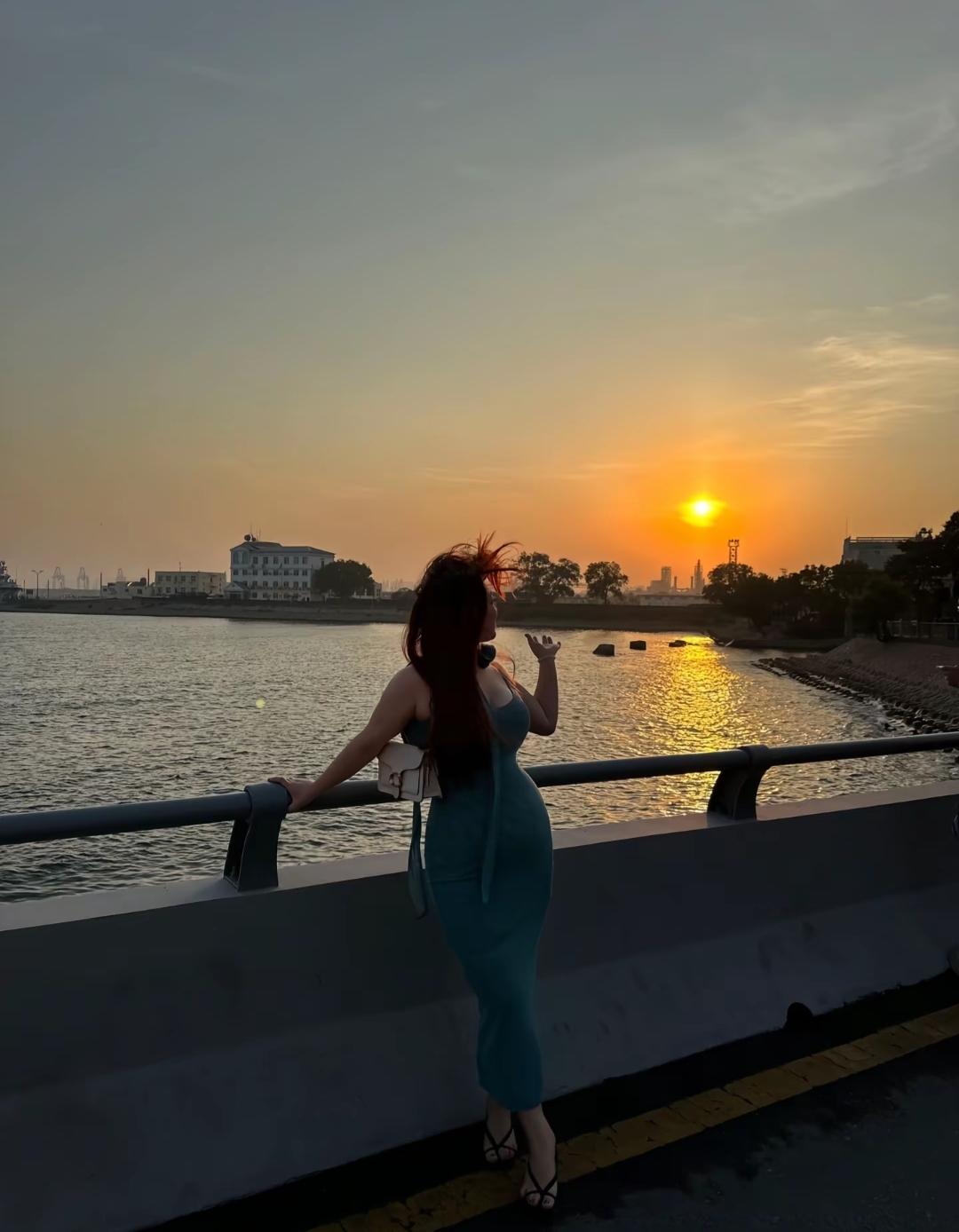 夕阳下的河畔漫步，感受生活的宁静与美好。