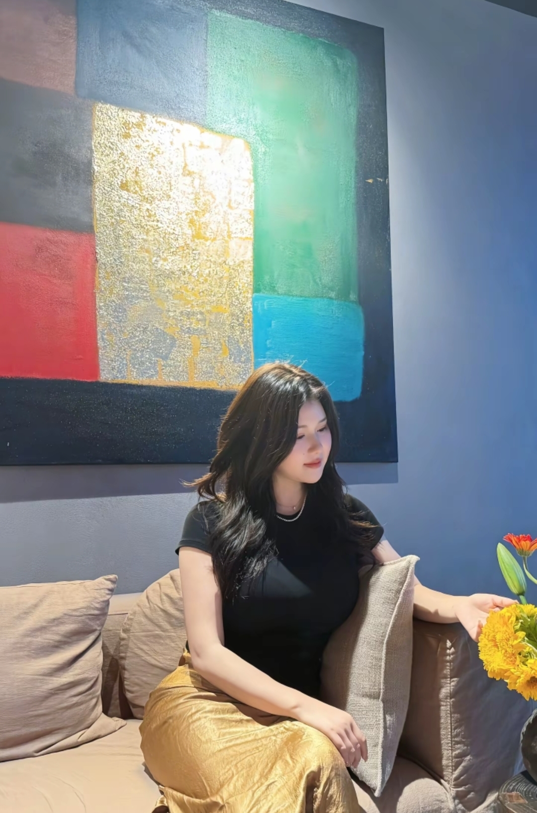 慵懒窝在沙发，看画赏花香，烦恼被这静谧碾碎，心情像窗外的光，亮堂堂~