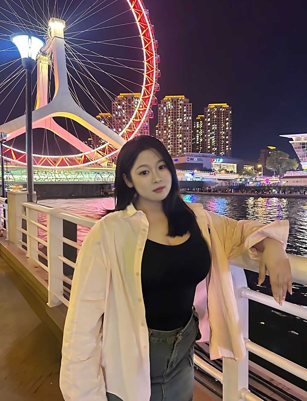 夜色漫染，摩天轮流转霓虹，在晚风里，收集一城温柔与自己相遇 。