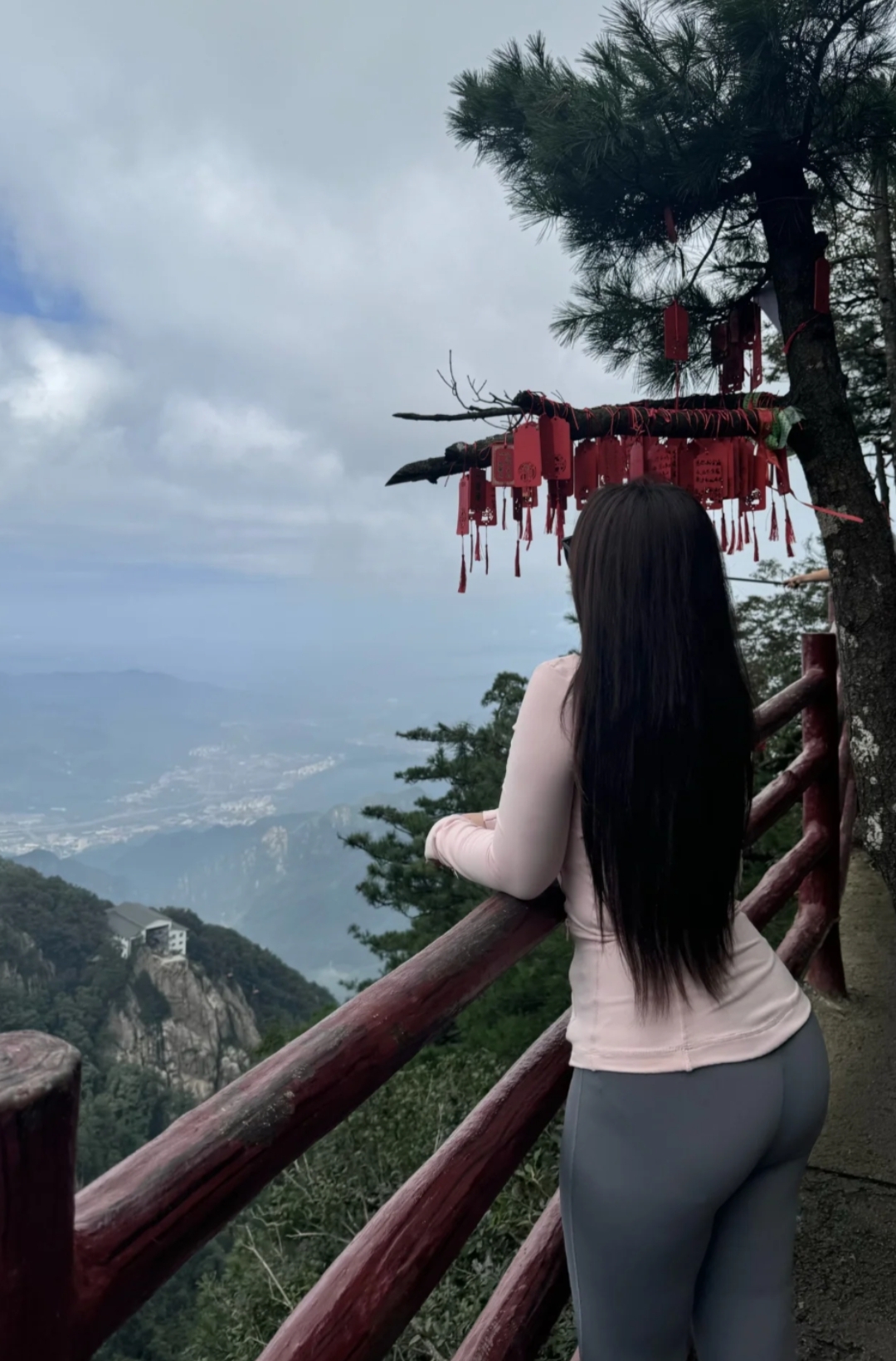 愿君此生常如意，万里河山无故人。
