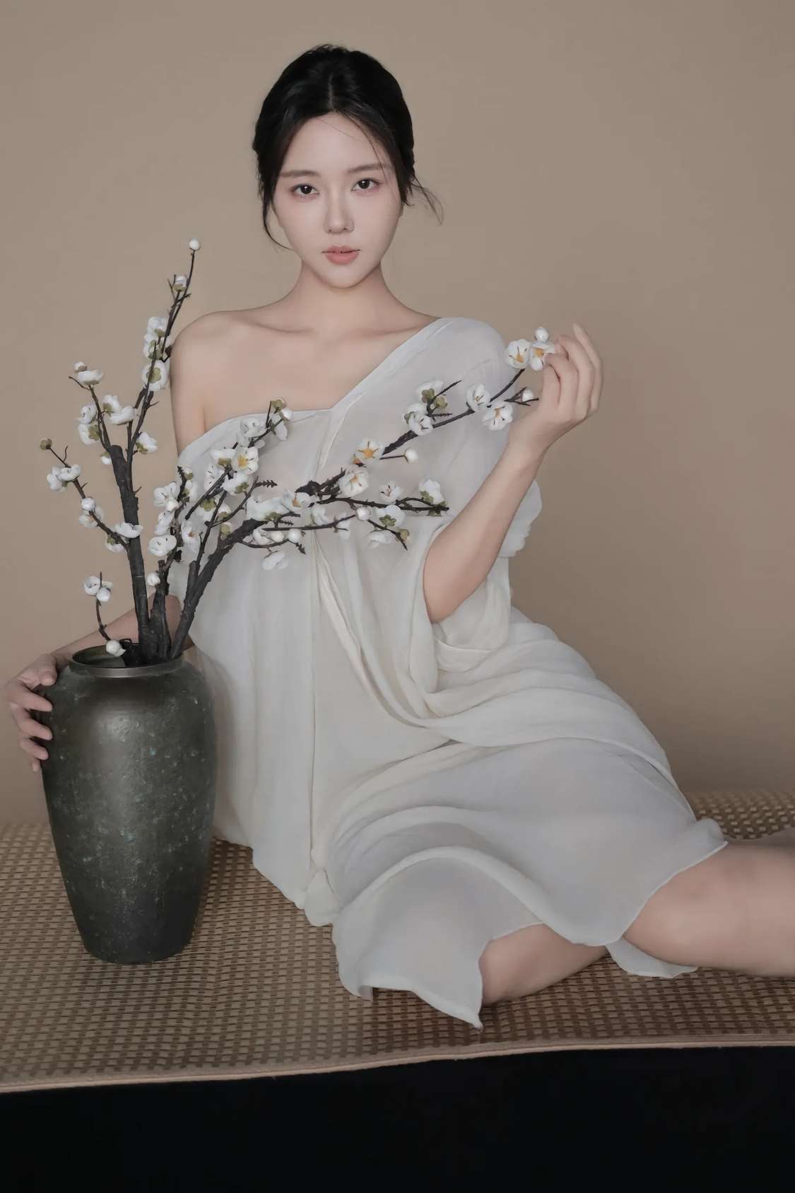 白色的裙子，忧伤的自己，没人疼，没人爱的感觉谁懂！