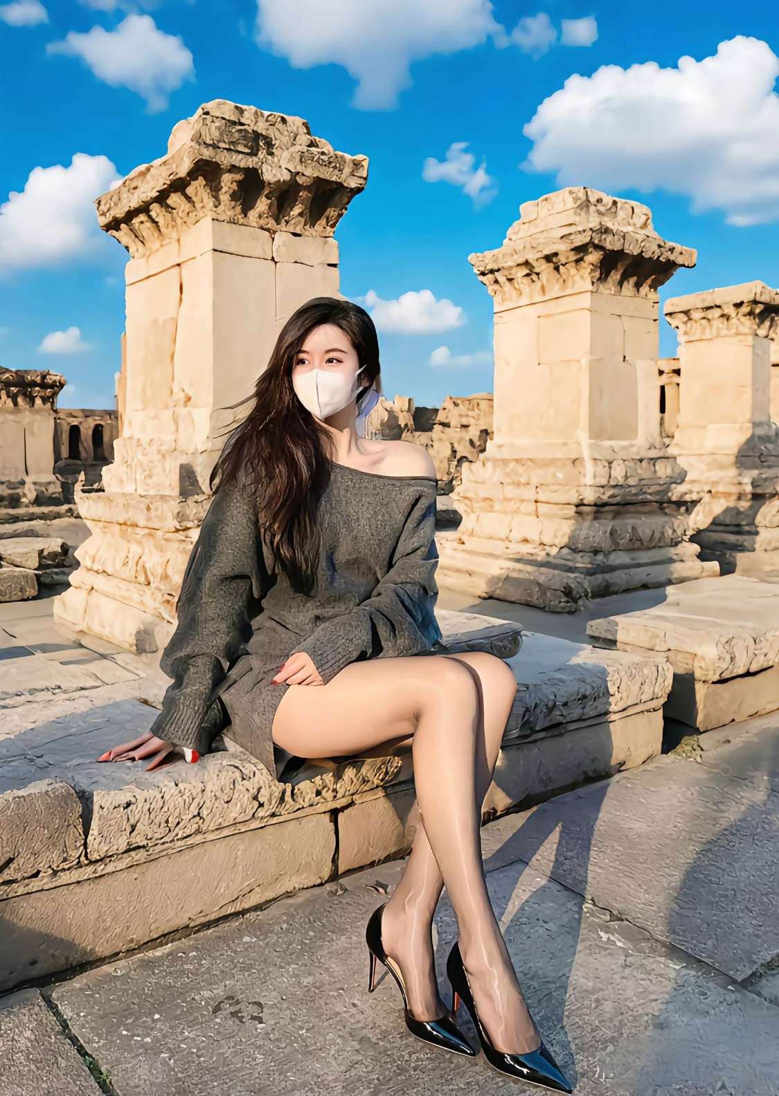 穿高跟鞋真的太累了，脚都走酸了，放松一下吧！