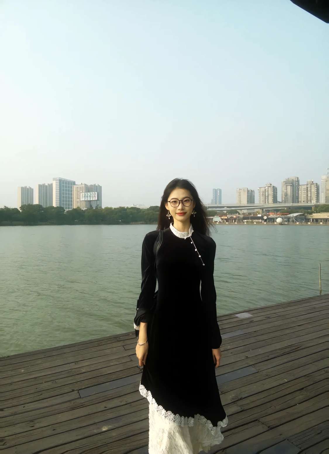 一个人的独角戏，在这孤独的城市没有一个伴侣！