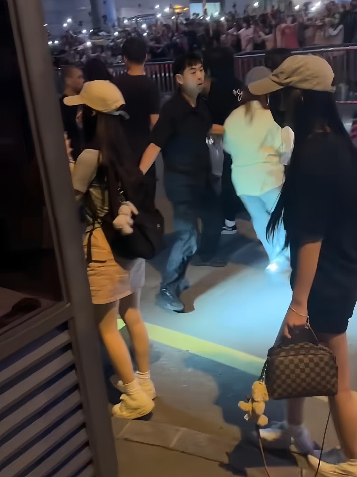 时代少年团有何种魅力，能让粉丝如此疯狂？2025年6月10日长沙录节目时，粉丝疯狂追车，甚至冲向道路中央，不顾保安阻拦，场面极度混乱。此前，此类事件已多次发生，是粉丝素质问题，还是时代少年团在引导粉丝