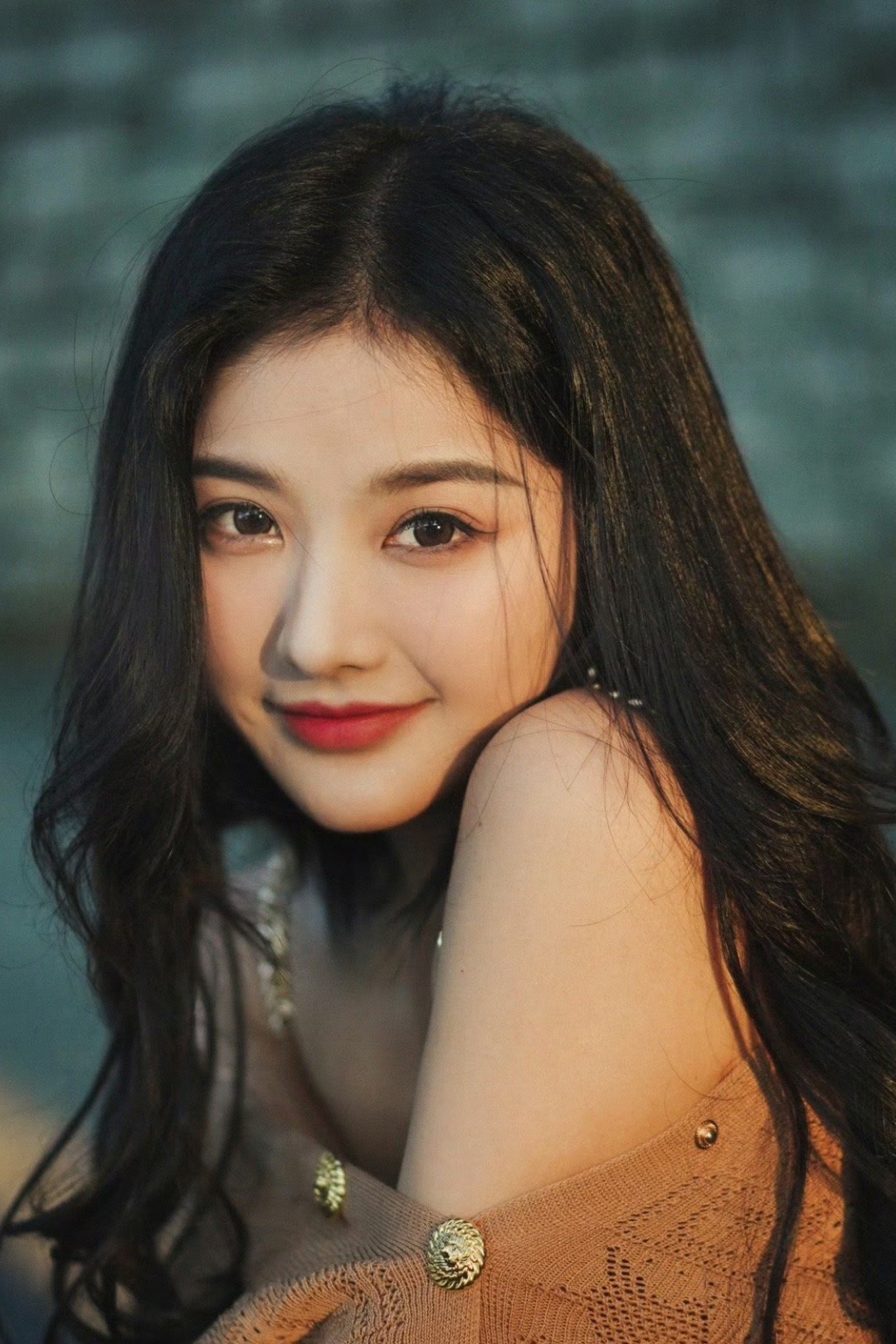 高文君秋日写真，美得让人心动！缓缓飘落的枫叶，如同她的思念，温柔又缠绵。闭眼享受微风，仿佛与大自然合