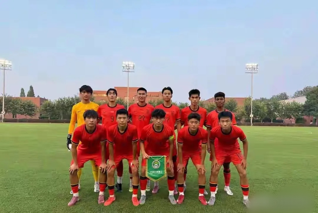 U18国足1-0缅甸引争议！找足球荒漠热身，久尔杰维奇在藏什么？
刚为U22国足2-1险胜东帝汶憋满火气，U18国足又泼来盆“五味水”——1-0小胜缅甸U18，这场秘密热身赛竟成新争议焦点，这样的“胜