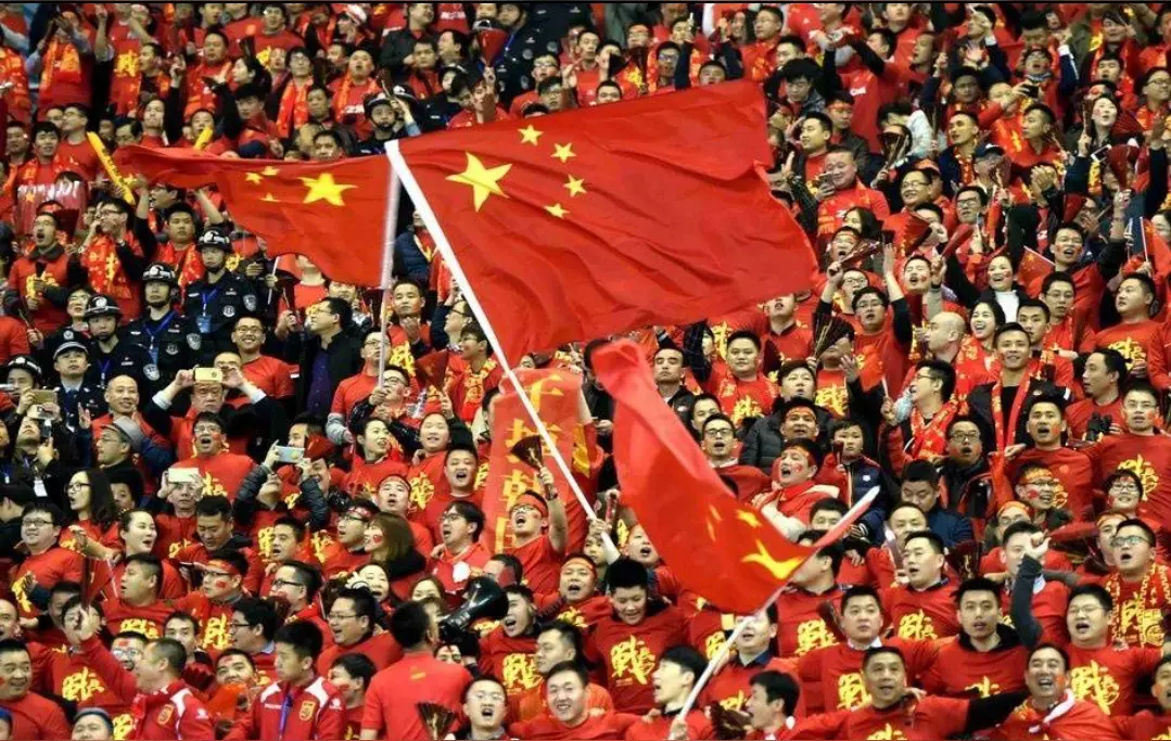 3亿球迷怒了！给足协权力“上枷锁”，中国足球要变天？
近日，足球圈发生了一件大事！3亿球迷齐心协力，给中国足协的权力划定了明确界限，这一举动瞬间掀起轩然大波。

原来，大家深挖后发现，中国足协只是在民