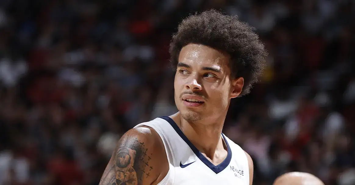莱斯特 - 奎诺内斯的名字这两年总出现在 NBA 边缘球员的名单里。从勇士到 76 人再到鹈鹕icon，双向合同签了又裁像走马灯。上赛季在勇士出战 37 场，三分命中率 35.8% 其实不算差，但每次