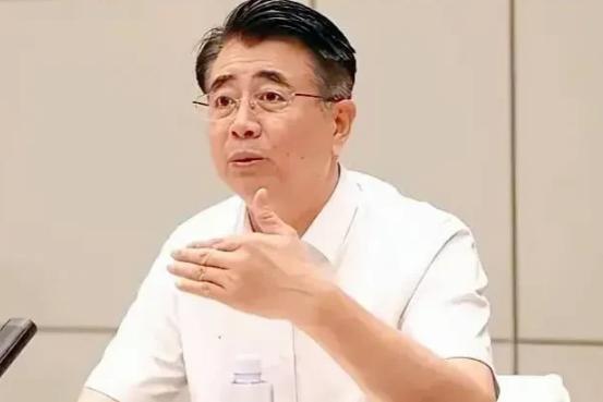 足协怒了？球迷更怒！20年烧钱无底洞，解散声浪为何掀翻绿茵场？
当足协内部传出“未获尊重”的抱怨时，球迷在社交平台炸开了锅：拿着巨额经费却让U23国足踢鱼腩队都磕磕绊绊，这样的机构凭啥要尊重？

足协