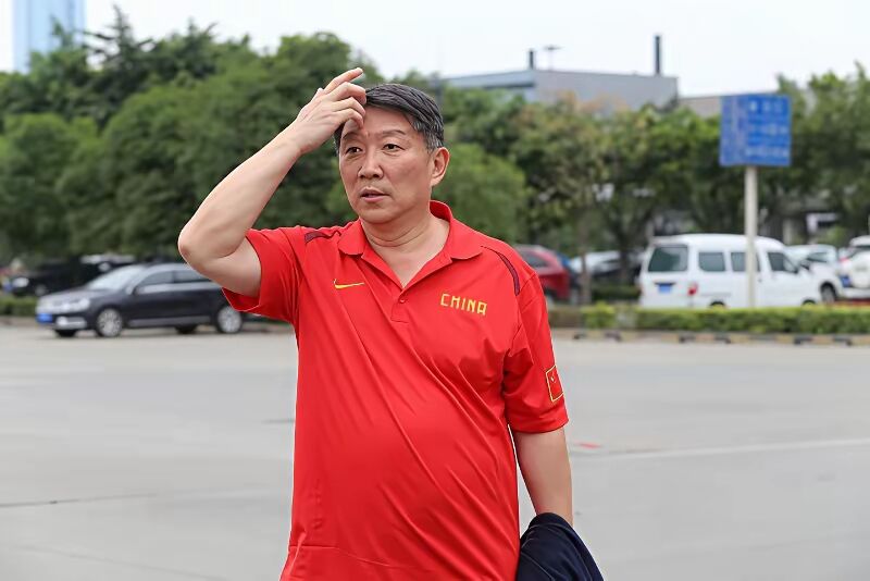 女篮奥运阵容引热议！宫鲁鸣该下课吗？李梦该留队吗？
中国女篮的奥运备战还没启动，两大争议已炸开锅——不支持宫鲁鸣接任下届奥运主帅的声音此起彼伏，支持李梦再战一届的球迷更直呼“缺一不可”，这背后到底藏着