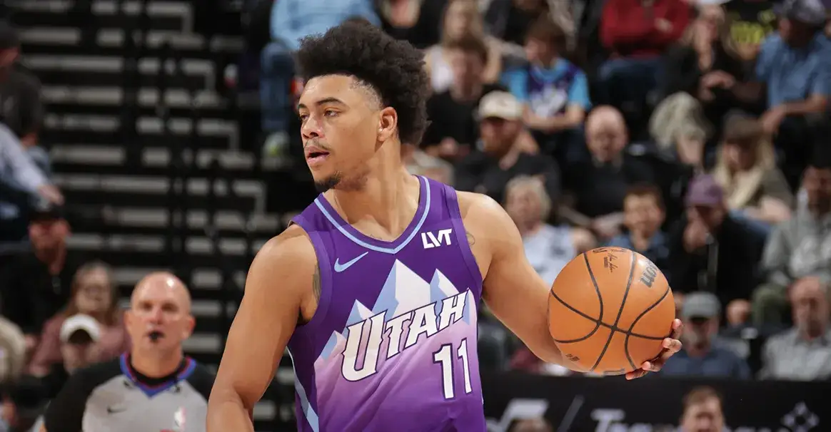 半年换三队被裁两次，杰登 - 斯普林格的 NBA 剧本越写越虐。去年在绿军连轮换都挤不进，场均 5 分钟只能捡漏偷分，今年辗转火箭、爵士还是没站稳脚跟。犹他给了他十天合同试手气，结果 38.9% 的投