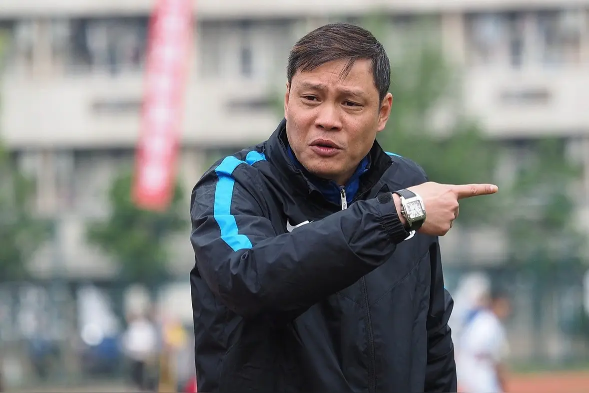 范志毅怒批U22男足：职业球员不如业余？西安亿级球场还踩坑？
中国U22男足刚2-1险胜东帝汶，名宿范志毅的点评就炸了锅：这群职业队员的水平，居然没比业余选手高多少？技术糙得离谱，球商更是远不及对手，