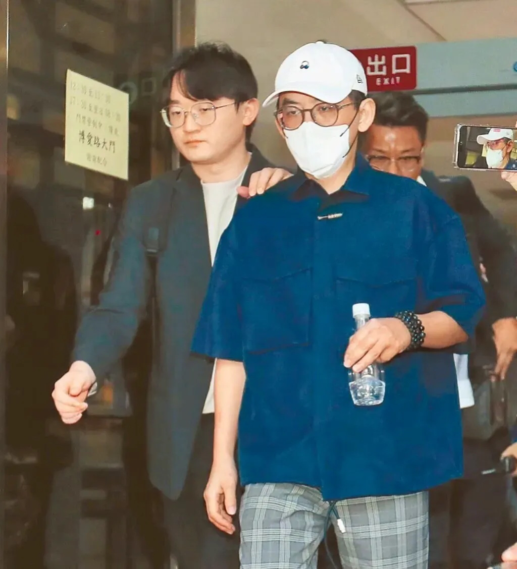 黄子佼反悔拒不认罪！
7月16日，黄子佼在法庭审理他性骚扰一事时，突然翻供拒不认