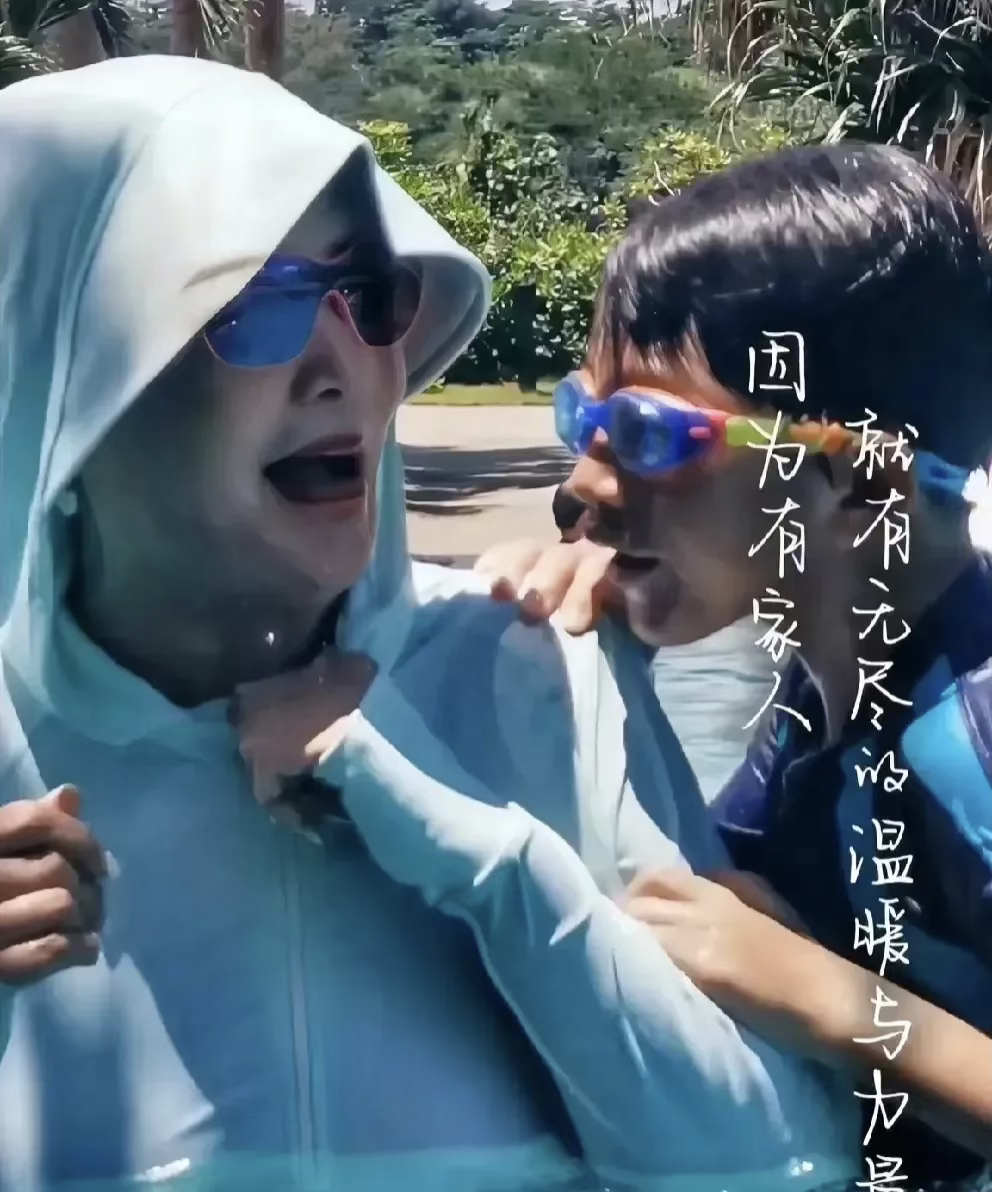 汪小菲担心的事情还是出现了
他的儿子真的被大S的教育给毁了
他的儿子与奶奶在水里