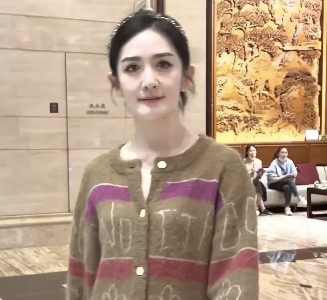 果然
毕竟是三个娃的妈妈了
谢娜去录节目，肉眼可见的脸垮的一塌糊涂啊
所以说化妆