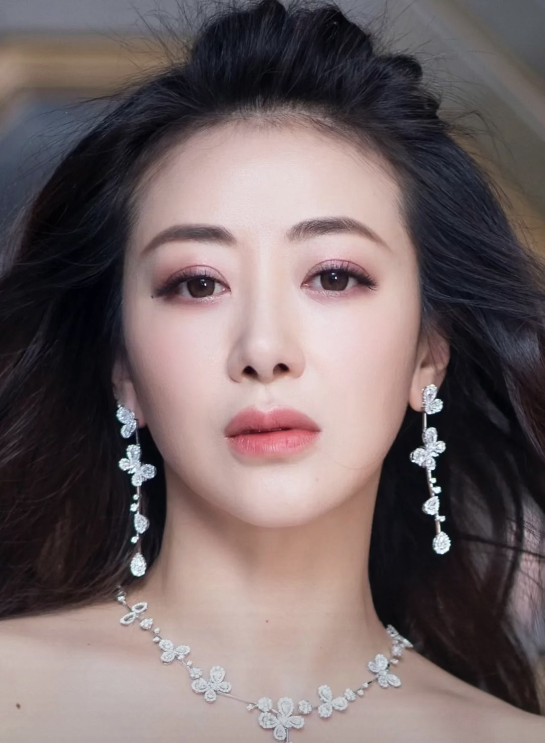 陈紫函的遭遇也太悲惨了吧！似乎一生都在遭受背叛！
先是在31岁与京城四少之一的汪