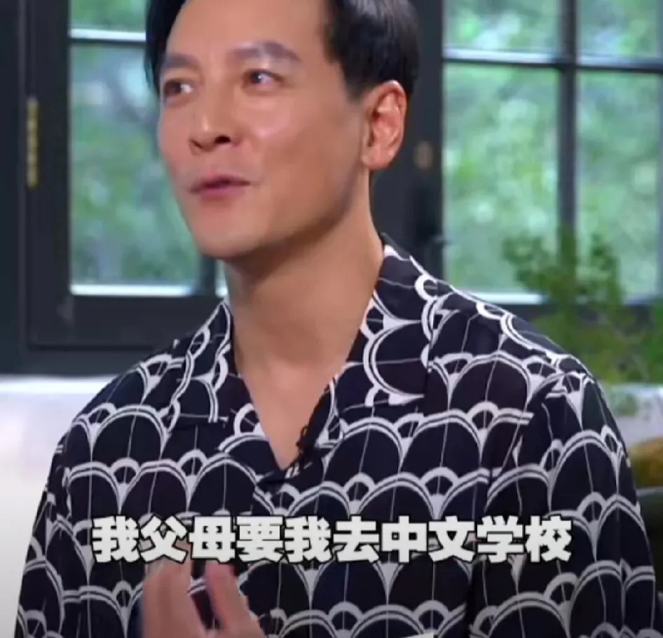 吴彦祖：“我小时候不肯学中文，所以我现在都还不会写字，不会认字，但我女儿比我厉害，她学了10年中文了，每天都会拿字给我看说这个字你看不懂吧？我帮你翻译。她虽然是混血，但她当自己是中国人，她喜欢吃中餐，