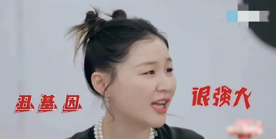 杜海涛说自己非常想要个女儿，但又担心女儿长得像自己，又胖眼睛又小，金靖直接说：“女儿肯定像你，但是哥，有一句话很伤人的，丑基因真的很强大，我们家小孩都长我这样，我们家所有女性另一半都很帅，但生出来的孩