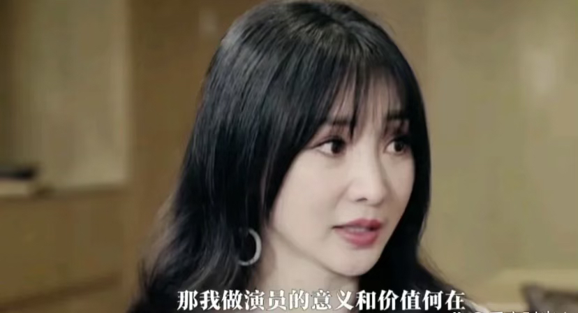 柳岩自我披露！
柳岩称：“有些大导演找我拍戏，仍要求我穿性感的服装，我当时就崩溃