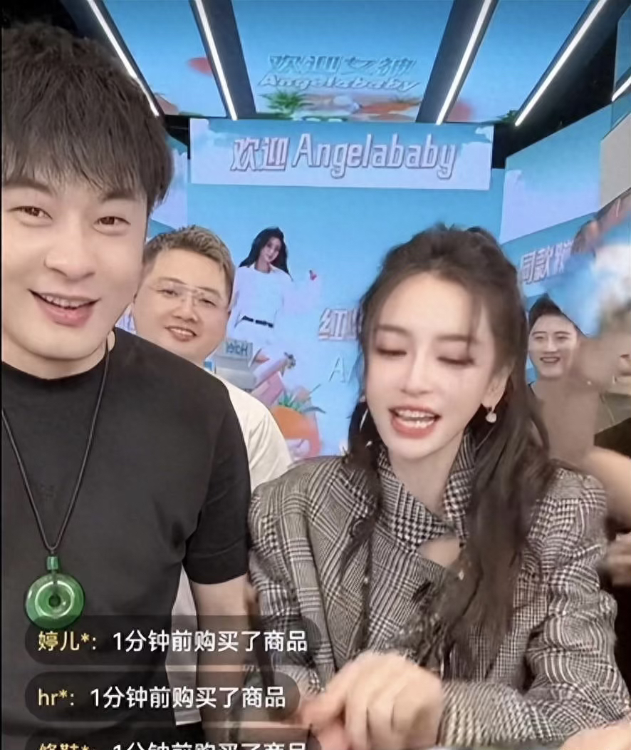 杨颖亮相辛巴直播间，又唱又跳狂卖7.9亿
曾经的流量顶流，如今杨颖也沦落到直播间带货，现身辛巴直播间时，穿着一身高定装扮出镜卖鞋。为此，辛巴还在直播中夸杨颖是他见过最随和的艺人。不得不说，杨颖流量还是