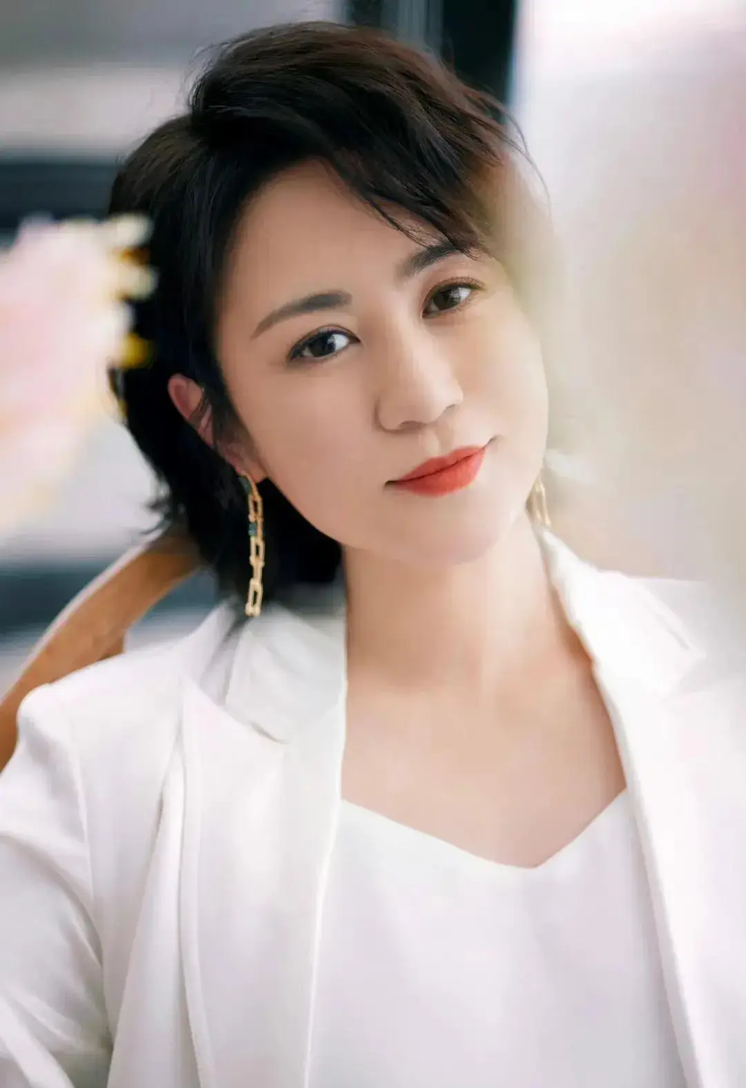 拍《夏洛特烦恼icon》时，原定女主是马丽，可开拍时导演却换人，工作人员问:“她有什么让你不满意？”导演说:“她太丑了，又没有名气，不适合演女主，必须找一个漂亮又有名气的演员。”
 
筹拍《夏洛特烦恼