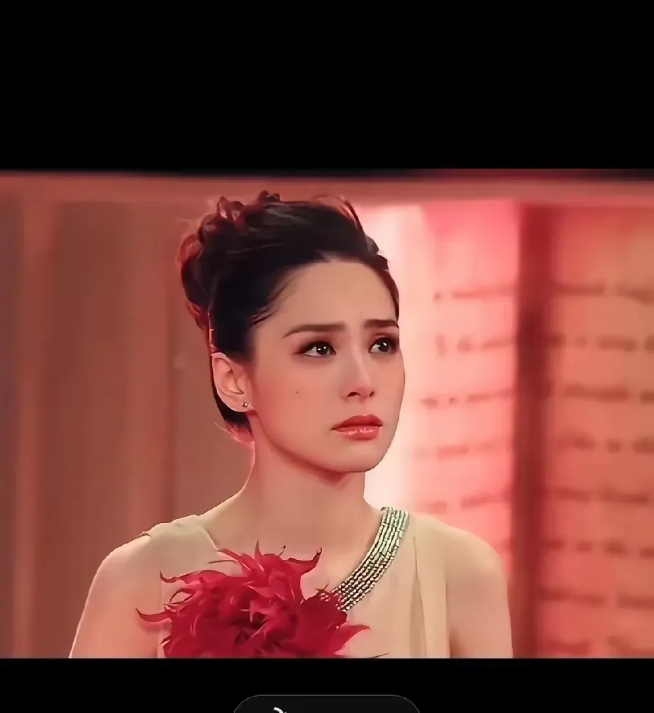 都说阿娇是“很傻很天真”，但是她在和赖弘国icon短暂的婚姻里，却是既要又要！

阿娇要钱，赖弘国供不上：
曾经在一场综艺节目中，阿娇吐槽赖弘国“他也太没钱了，他的经济实力太低了”！很多人说这是节目效