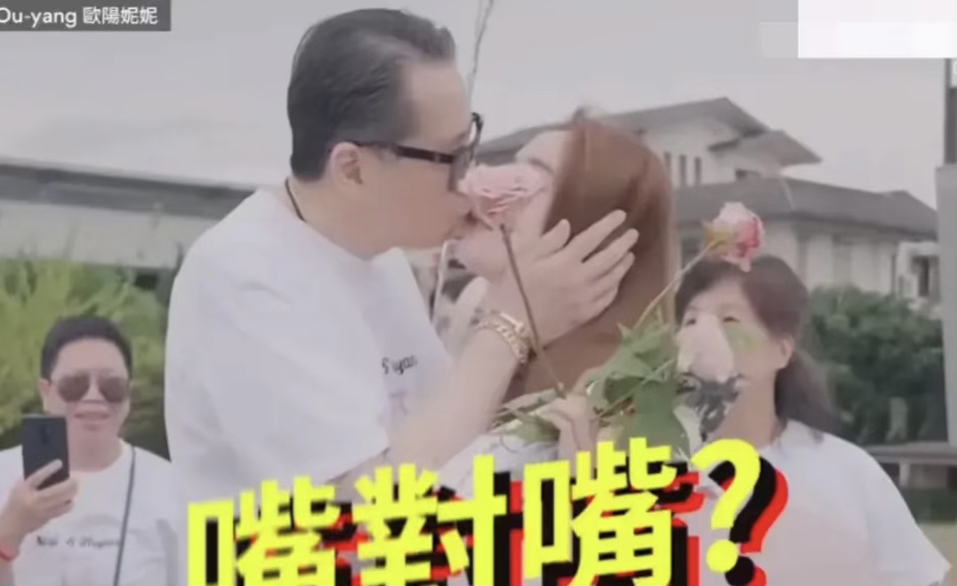 欧阳娜娜的父亲，引发热议！
前两天，欧阳娜娜的姐姐欧阳妮妮，被男友张书豪求婚了，