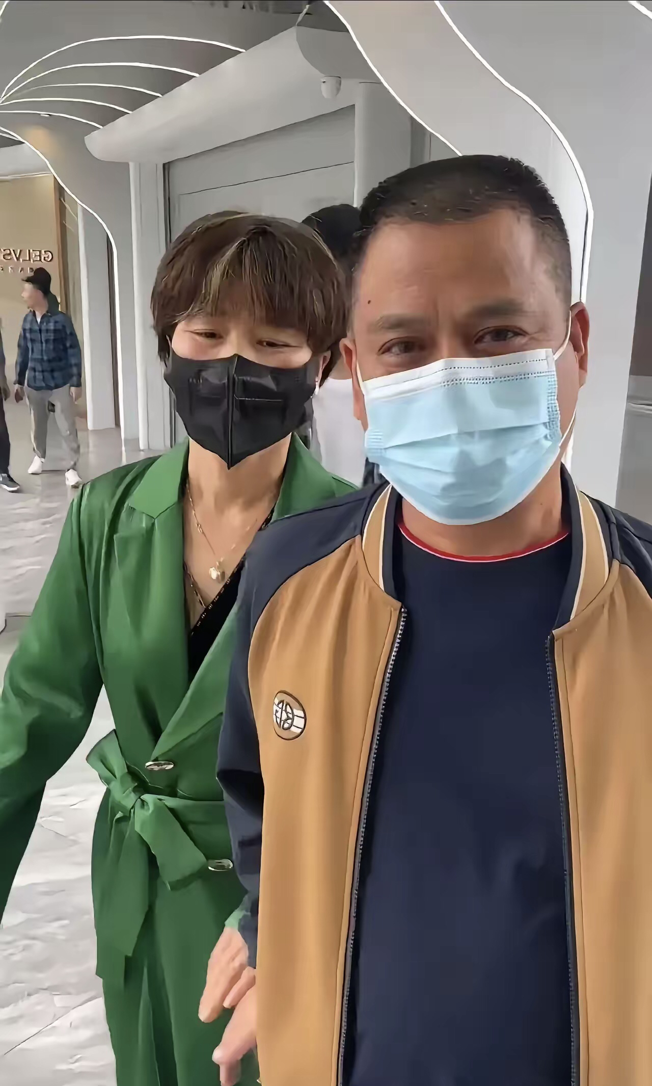 大小杨的父母因不堪舆论压力开启直播。直播中，他们戴着口罩，神色凝重。此次直播未开启评论区，然而观看人数却持续攀升。

《大小杨父母直播背后的家庭教育困境》

寒冷的冬夜里，一个平凡的家庭突然进入了公众