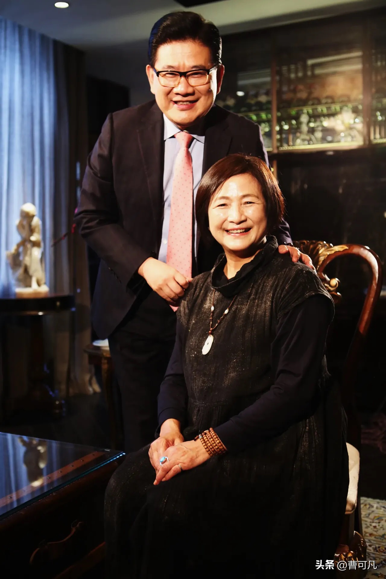 郑佩佩演过两个经典角色，虽然都是配角，却光彩照人：一个是《唐伯虎点秋香》里的“华